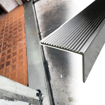 Trapprofiel Roestvrij Staal - Trapkantbeschermer Metaal - Trap Rand Beveiligen - Antislip Gekarteld Oppervlak - L 120cm B 2.5cm - Zilverkleurig