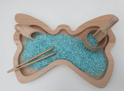 Houten vlinder speelbak met schepjes, pincet en bakje - Sensory play - Speelrijst of speelzand- Open einde speelgoed - Montessori speelgoed - Speeltray, speelframe - Tray: 28 x 17 x 2 cm
