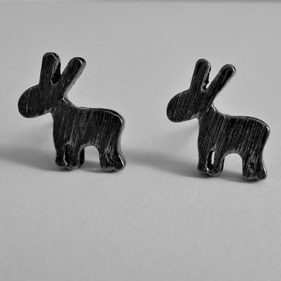 GoedeDoelen.Shop | Oorbellen Jelle & Mack zwart | Ezel Oorbellen | Oorstekers | Ezel | Ezelopvang | Cadeautje | Wellness-House