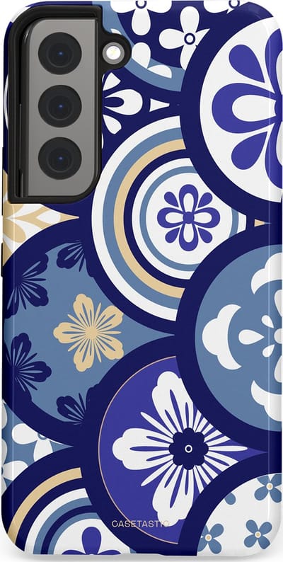 Casetastic Hoesje Geschikt voor Samsung S22 - Stijlvolle Beschermende Duo-layer Case - Blauwe bloemen Talavera Maiolica Patroon