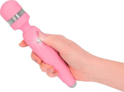 Pillow Talk – ‘Cheeky’ Luxe Wand Massager met Fluweelzachte Uitstraling en Swarovski Steen voor Elegant Vrouwelijk Plezier – Licht Roze