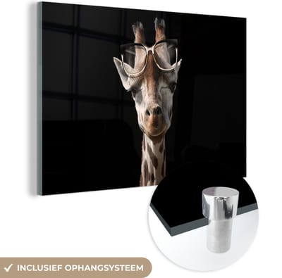 MuchoWow® Glasschilderij 120x80 cm - Schilderij acrylglas - Giraffe - Bril - Zwart - Foto op glas - Schilderijen