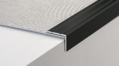 Zelfklevend trapprofiel - trapneus - kleur zwart RAL 9005 - 24,5 x 20 mm - 1,6 mm dikte - lengte 3 meter