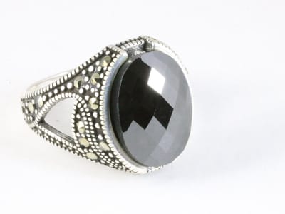 Zilveren ring met gefacetteerde onyx en marcasiet - maat 17.5