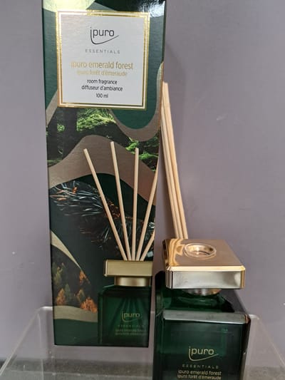 ipuro emerald forrest 100 ml - eucalyptus - dennennaald - lavendel - salie - cederhout - muskus - rode bessen