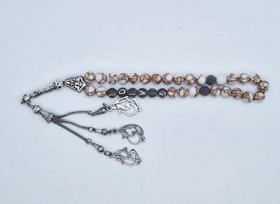 Handgemaakte naam tasbih 33 Kralen Natuursteen “Wit howliet gesponnen goud” - met metaal tassel “Mijn moeder"- Met je naam of de naam van uw geliefde- 8 mm diameter van de korrel