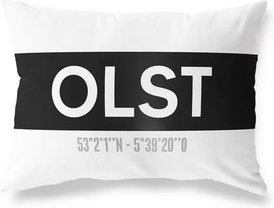 Tuinkussen OLST - OVERIJSSEL met coördinaten - Buitenkussen - Bootkussen - Weerbestendig - Jouw Plaats - Studio216 - Modern - Zwart-Wit - 50x30cm