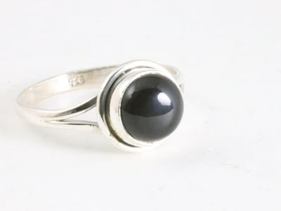Fijne ronde zilveren ring met onyx - maat 18