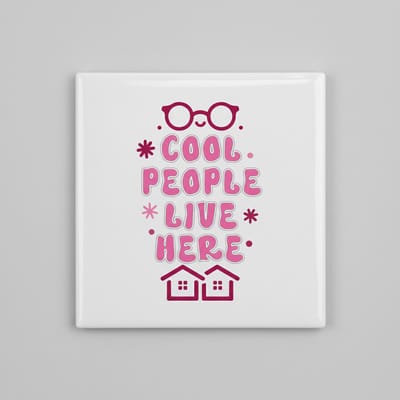 Leuke Woon Quote Keramische Tegel “Cool People Live Here” – Schattige Roze Typografie Wanddecoratie – Decoratieve Tegel 15 × 15 cm