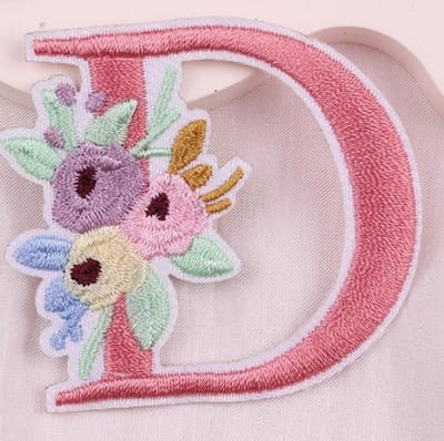 Strijk Embleem Alfabet Patch - Letter D - Bloemen Roze - 5cm hoog - Letters Stof Applicatie - Geborduurd - Strijkletters - Patches - Iron On