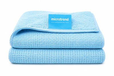 Microtrend Raamdoeken Set Blauw. 2 op elkaar afgestemde topkwaliteit microvezeldoeken voor streeploze en glanzende reiniging van je ramen. De set bestaat uit een schoonmaakdoek (profidoek 40x40cm) en een grote droogdoek (wafeldoek 60x45 cm).