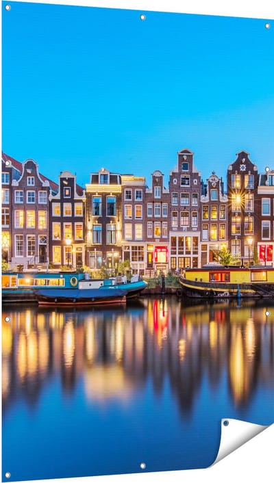 Gards Tuinposter Amsterdamse Huisjes in de Avond met Lichten - 100x150 cm - Tuindoek - Tuindecoratie - Wanddecoratie buiten - Tuinschilderij