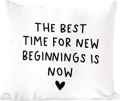 Sierkussens - Kussentjes Woonkamer - 60x60 cm - Engelse quote "The best time for new beginnings is now" met een hartje voor een witte achtergrond