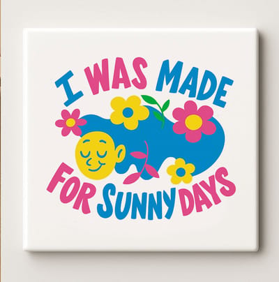 Sunny Days Tegel – “I Was Made for Sunny Days” Kleurrijk Bloemdesign – 15x15 cm Keramische Wanddecoratie – Vrolijk Cadeau voor Zomerliefhebbers & Woondecoratie
