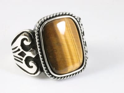 Zware bewerkte zilveren ring met tijgeroog - maat 21