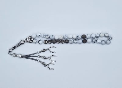 Handgemaakte naam tasbih 33 Kralen Natuursteen “Howlite Wit” - met metaal tassel “Hoefijzer"- Met je naam of de naam van uw geliefde- 8 mm diameter van de korrel