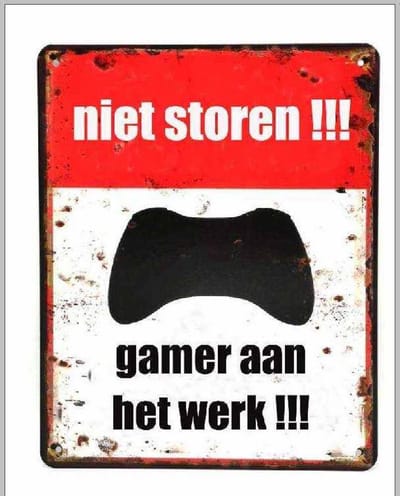 Wandbord niet storen gamer aan het werk