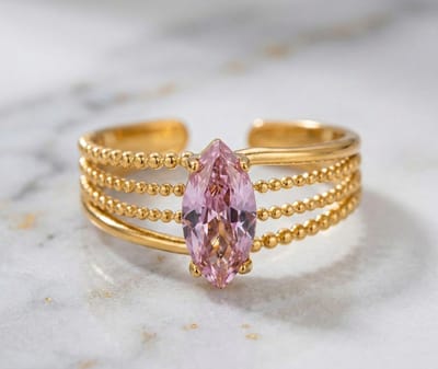 Lundholm luxe Ring Dames Goud Kleurig met Natuur Steen Roze Vintage - Verstelbare Ring One Size - Premium Stainless Steel Jewellery - Verstelbare Cuff Ring met Grote Natuursteen – Gold Plated PVD my Juliette Serie