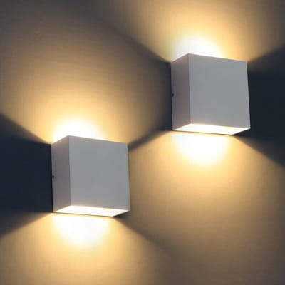 Een set van twee moderne 6W LED-wandlampen binnen, vierkant model,geschikt voor een kleurtemperatuur van 3000K, geschikt voor slaapkamers.