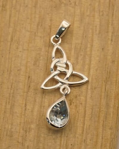 Sterling zilveren hanger triskel met witte steen - keltische hanger van 925 zilver - zilveren keltische bedel voor ketting - hangertje celtic - triskelion hangertje van zilver - triskele hanger van sterling zilver