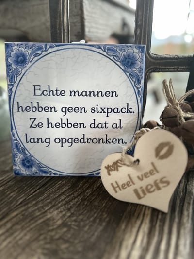 Creaties van Hier - Tegeltje Sixpack met houten hartje - 15 cm – Keramiek