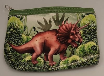 Gemakkelijk om erbij te hebben, dit handige rits portemonneetje met een afbeelding rondom van een dino. Geschikt voor bijvoorbeeld pasjes, muntgeld, briefgeld, bonnetjes of oordopjes. Voor uzelf of als Cadeau.