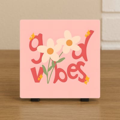Spreuktegeltje – “Good Vibes” – Bloemenillustratie – Positieve Decoratie - Tegeltje met tekst - Trendy nu – Decoratief Tegeltje met Standaard – Cadeau Idee