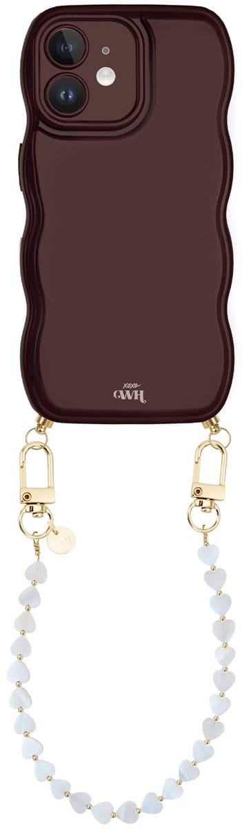 xoxo Wildhearts Glossy Wavy Cord Case Burgundy - Shell Hearts - Beige (kort koord) - Geschikt voor iPhone 12 - Glimmend telefoonhoesje met golven - Hoesje met koord - Hartjes ketting - kort telefoonkoord - Bordeaux rood met beige