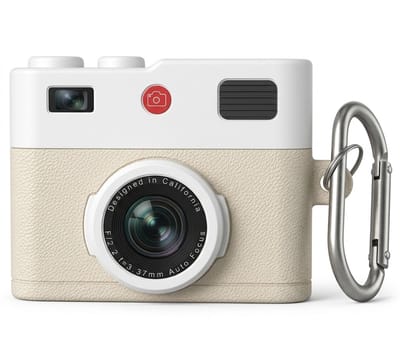 Wit hoesje voor oordopjes unisex in retro camera vorm met karabijnhaak geschikt voor AirPods Pro 2 met reliëf details en compact ontwerp