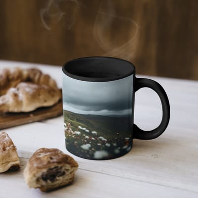Magische Mok - Foto op Warmte Mokken - Koffiemok - Heuvel - Huisje - Bloemen - Wit - Magic Mok - Beker - 350 ML - Theemok