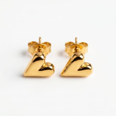 Lundholm Mila Oorknopjes Dames Goudkleurig - Schattige Kleine Hartjes Studs - Premium Stainless Steel Jewellery Gold PVD Plated - Verfijnde Hartje Oorbellen 0.8 cm my hartjes studs oorbellen - Vrouwen Cadeautjes sieraad - Scandinavisch Design