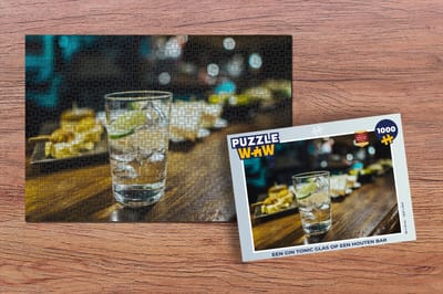 Puzzel Een gin tonic glas op een houten bar - Legpuzzel - Puzzel 1000 stukjes volwassenen