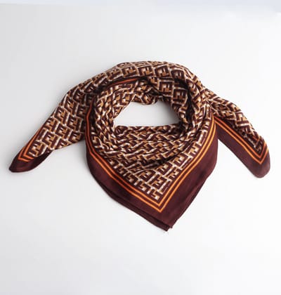 Eline bandana- Accessories Junkie Amsterdam- Dames- Halsdoek- Sjaaltje- Imitatie Satijn- 70x70cm- All over logo- Bruin oranje