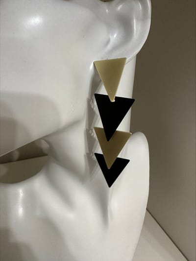 Driehoek drop oorbellen zwart/goud | | Make up | Parfum | Moederdag | Verjaardagscadeau| Cadeautje| Valentijnsdag| Kado | sieraden | vaderdag | oorbellen | oorsieraden