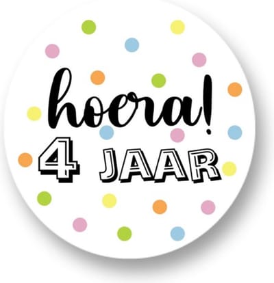 20x Cadeausticker Hoera 4 jaar! - Traktatiesticker Hoera - Wensetiket 4 jaar - rond 40mm - Sluitsticker - 20 stuks cadeausticker - sticker 4e verjaardag - Kinder traktatie - Traktatie basisschool - Uitdelen - Jarig - Trakteren -Hoera-Uitdeeltraktatie