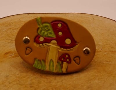 Leren kinder haarclip 2 rood witte paddenstoelen in de kleur beige - lederen kinder haarclip - stevige haarclip paddestoel - leuke meisjes haarclip - handgemaakte kinder haarclip