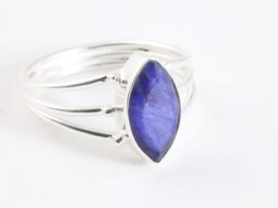 Opengewerkte zilveren ring met blauwe saffier - maat 17
