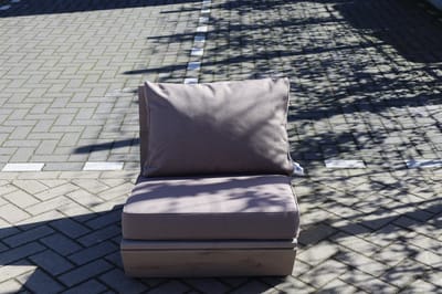 Bankje “Sauna” van Grijs Douglas hout 60cm – Taupe kussens – relax bank – Loungebank – Lage zetel – 1 persoons – Dim grey