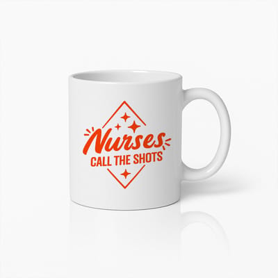 Nurses Call the Shots Mok 330ml – Grappige Beker voor Verpleegkundigen & Zorgmedewerkers – Leuk Cadeau voor Dag van de Verpleging