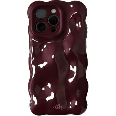 xoxo Wildhearts Bubbly case Burgundy telefoonhoesje - Geschikt voor iPhone 15 Pro Max - Rood hoesje met bobbeltjes - Krullende golfvorm - Wolken hoesje - schokbestendig - Telefoonhoesje met camerabumper - Donkerrood