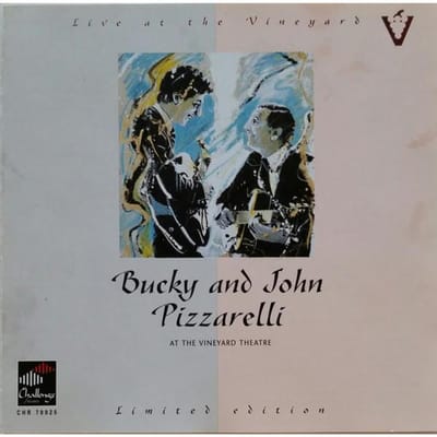 CD BUCKY & JOHN PIZZARELLI - At The Vineyard Theater CHR70025 Challenge Recor 1995 Nederland Soul/Funk Gebruikt gray