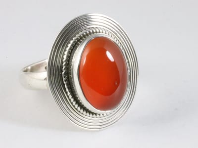 Bewerkte ovale zilveren ring met carneool - maat 17.5