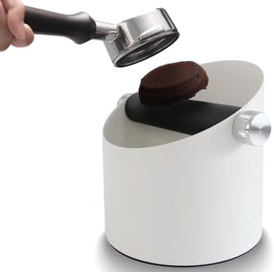 QTTVBTNA – 1 Stuk Uitklopbak Koffie – Koffie Accessoires – Accesoires – RVS Knockbox met Antislip Bodem – Stil Afkloppen van Koffiedik – Hygiënisch & Duurzaam – Geschikt voor Espressomachine, Siebdrager en Barista Gebruik – 14 cm – Wit