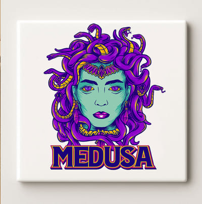 Medusa Tegel 15x15 cm – Mythisch Griekse Godin Ontwerp | Kleurrijke Slangenhaar Muurdecoratie | Uniek Keramisch Cadeau