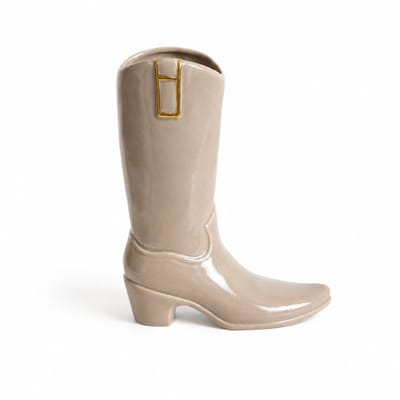 HomeBound by KY | Aardewerk vaas cowboy laars zand | bloemenvaas laars beige