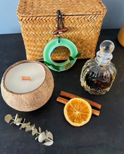 Cadeau Set - Kaars - Speciale Rotan Doos - Handgemaakte Kokos Kaars - Geurkaars voor Garderobe (Groen) - Geschenk Set - Handmaakte Figuurkaars - Geur Kaars