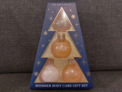Kerst Geschenkset Verzorgingsproducten | 4-delige Kerst Cadeauset - Boutique Hotel Body Care Gif Set - Warm Vanilla & Musk - Kerst Beautycadeau