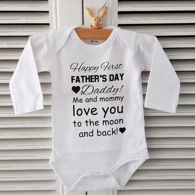 Baby Rompertje tekst papa eerste vaderdag cadeau | Happy first father’s Day daddy me and mommy love you to the moon and back | lange mouw | wit zwart | maat 62/68   bekendmaking zwangerschap aanstaande baby jongen meisje unisex