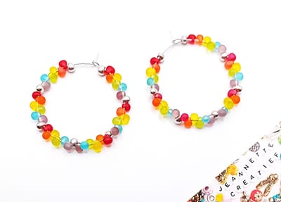 Jeannette-Creatief® - Beach - Regenboog 03 - Oorringen - Oorbellen - Oorhangers - Regenboog - Rainbow - Oorringen met Glaskraaltjes - zilverkleurig - verzilverde glaskraaltjes - Ringen - Cirkels - Hoops - Oorring - Kralen - Pride