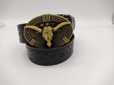 RR22-83.zw.120 : Half longhorn Ossekop Buckle messingkl aan zwart Leren Riem, zwart half longhorn Skull & Flower deco, 120cm